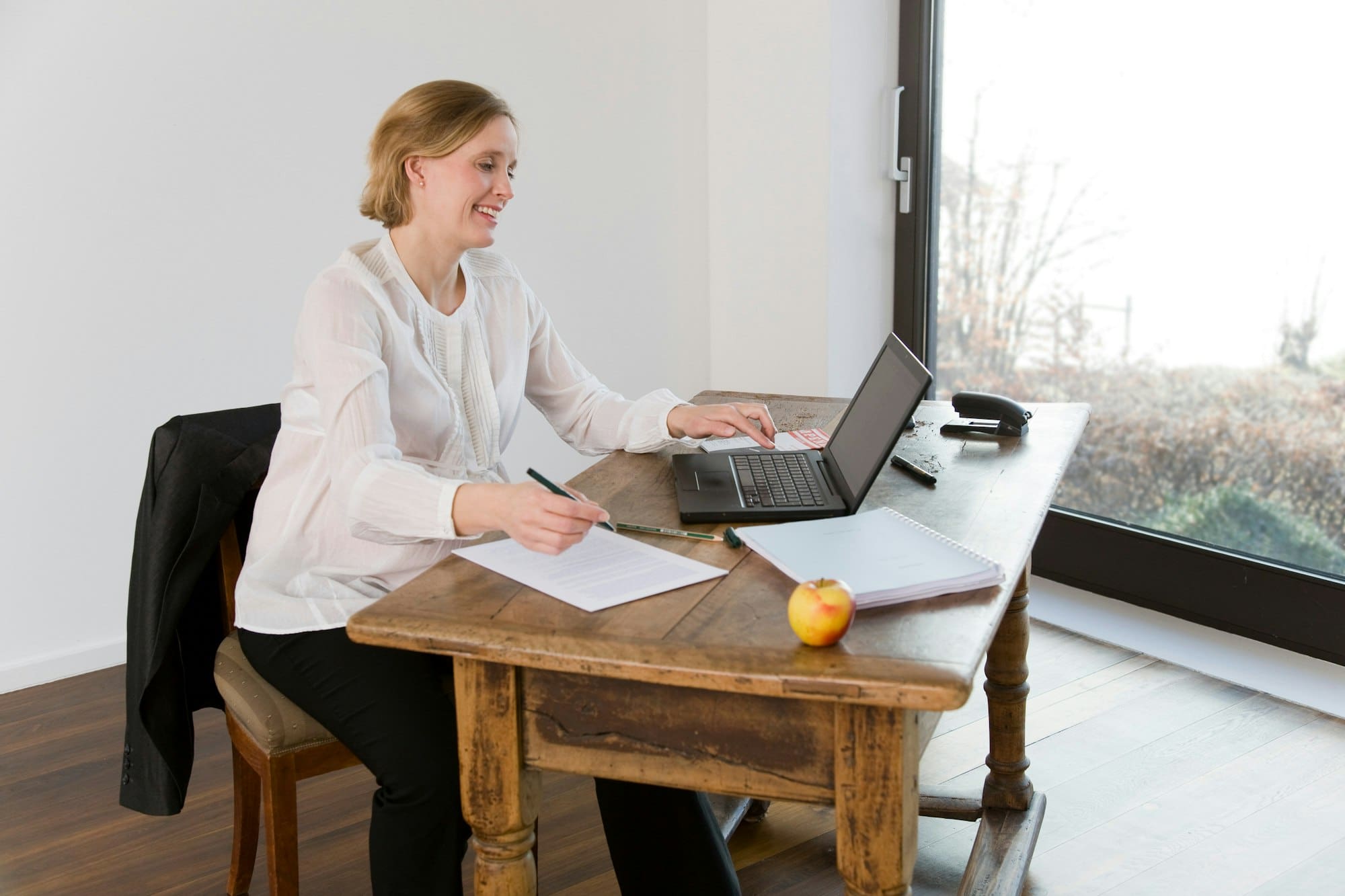 pregnant woman working in home office